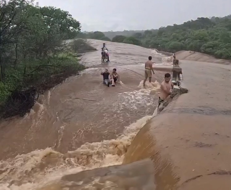 Barragem do Santuário do Lima registra sangria após fortes chuvas no Alto Oeste e Seridó