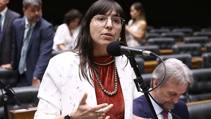 Natália Bonavides aciona Ministério Público e Procon para investigar aumento da gasolina no RN