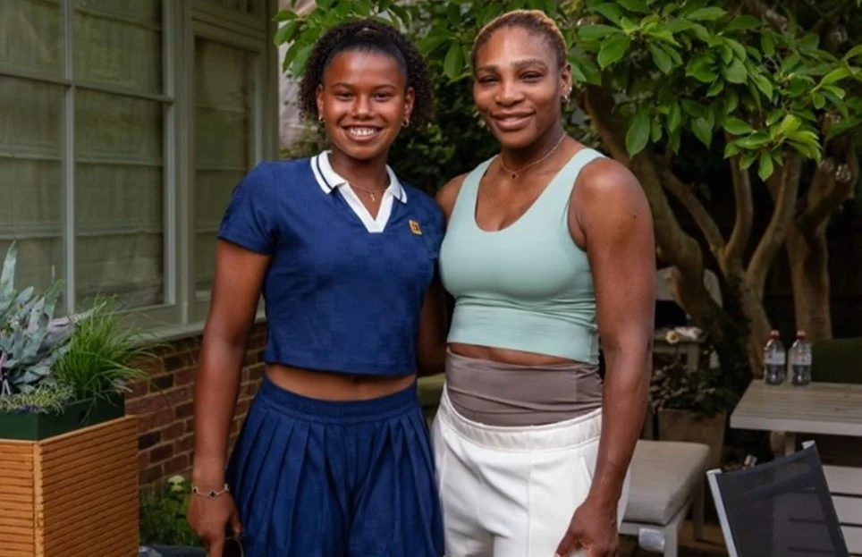 Tenista potiguar Victória Barros encontra Serena Williams após campanha em Wimbledon