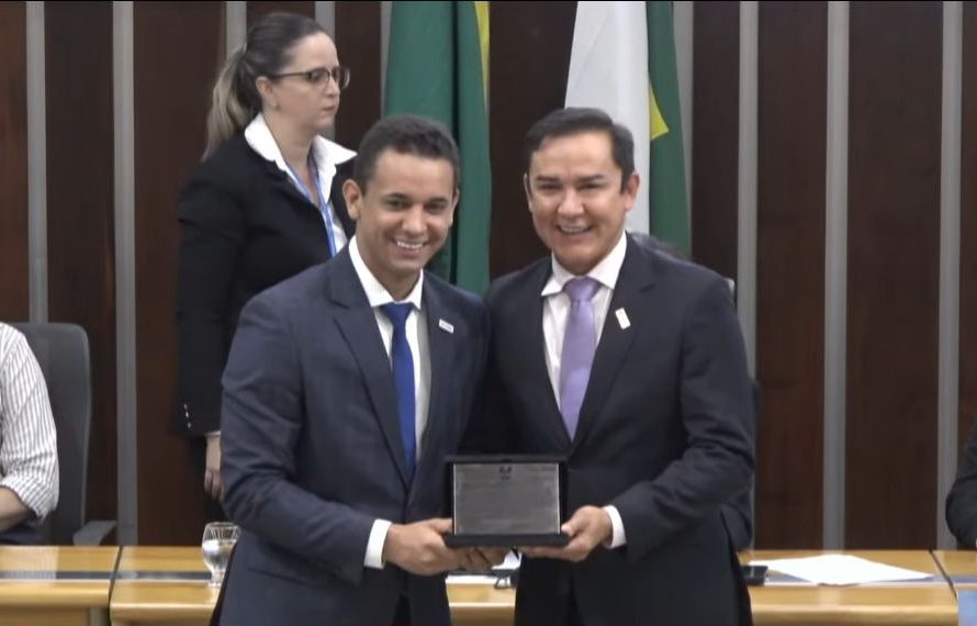 Allyson Bezerra recebe homenagem na Assembleia pelos 20 anos da UFERSA