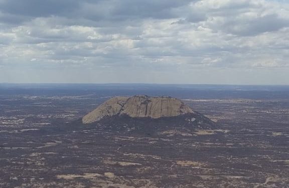 Mulher é resgatada de helicóptero após acidente em trilha na Serra do Ereré