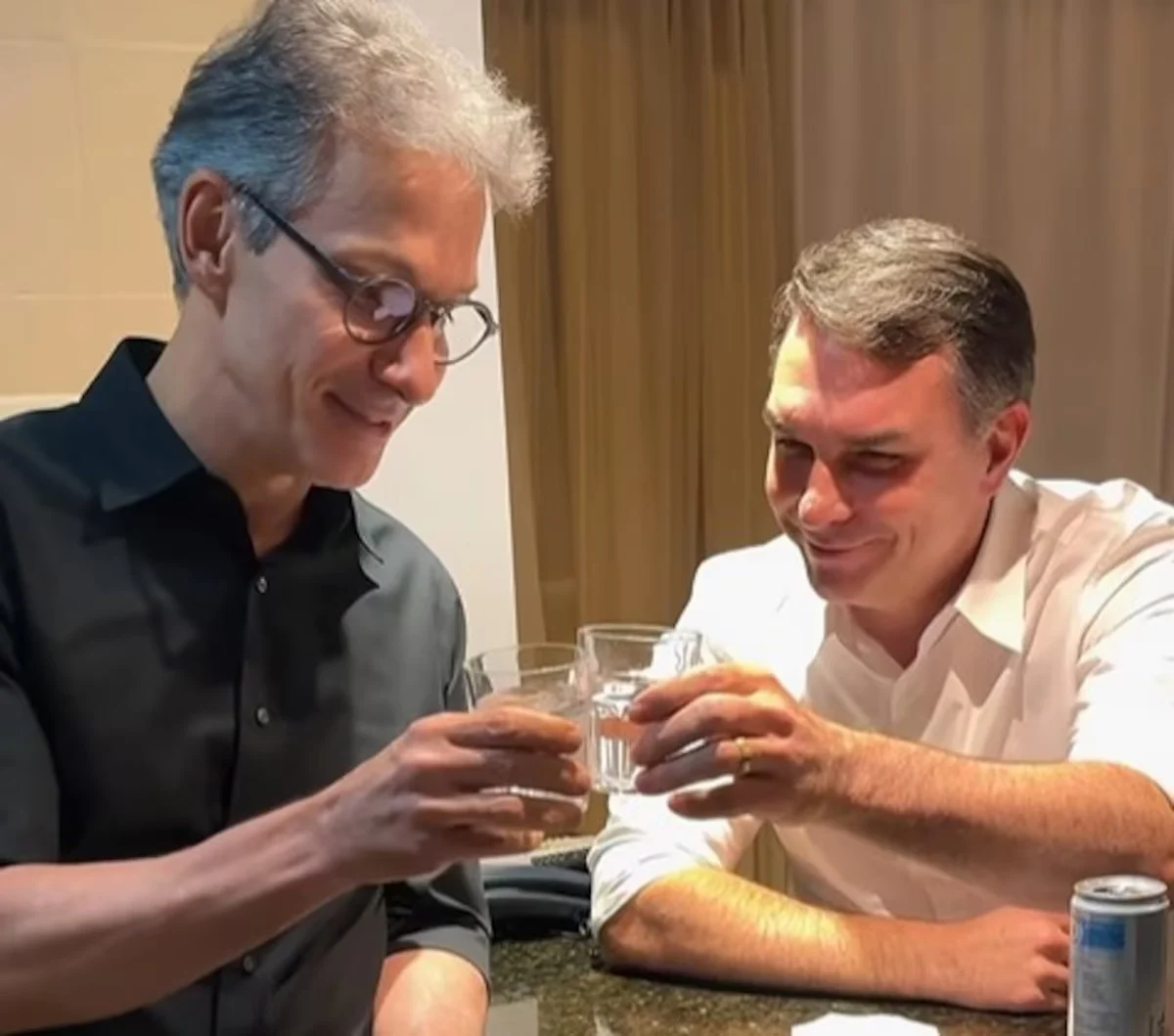 Flávio Bolsonaro diz que Romeu Zema se precipitou e afirma que chapa entre os dois “fica inviável”