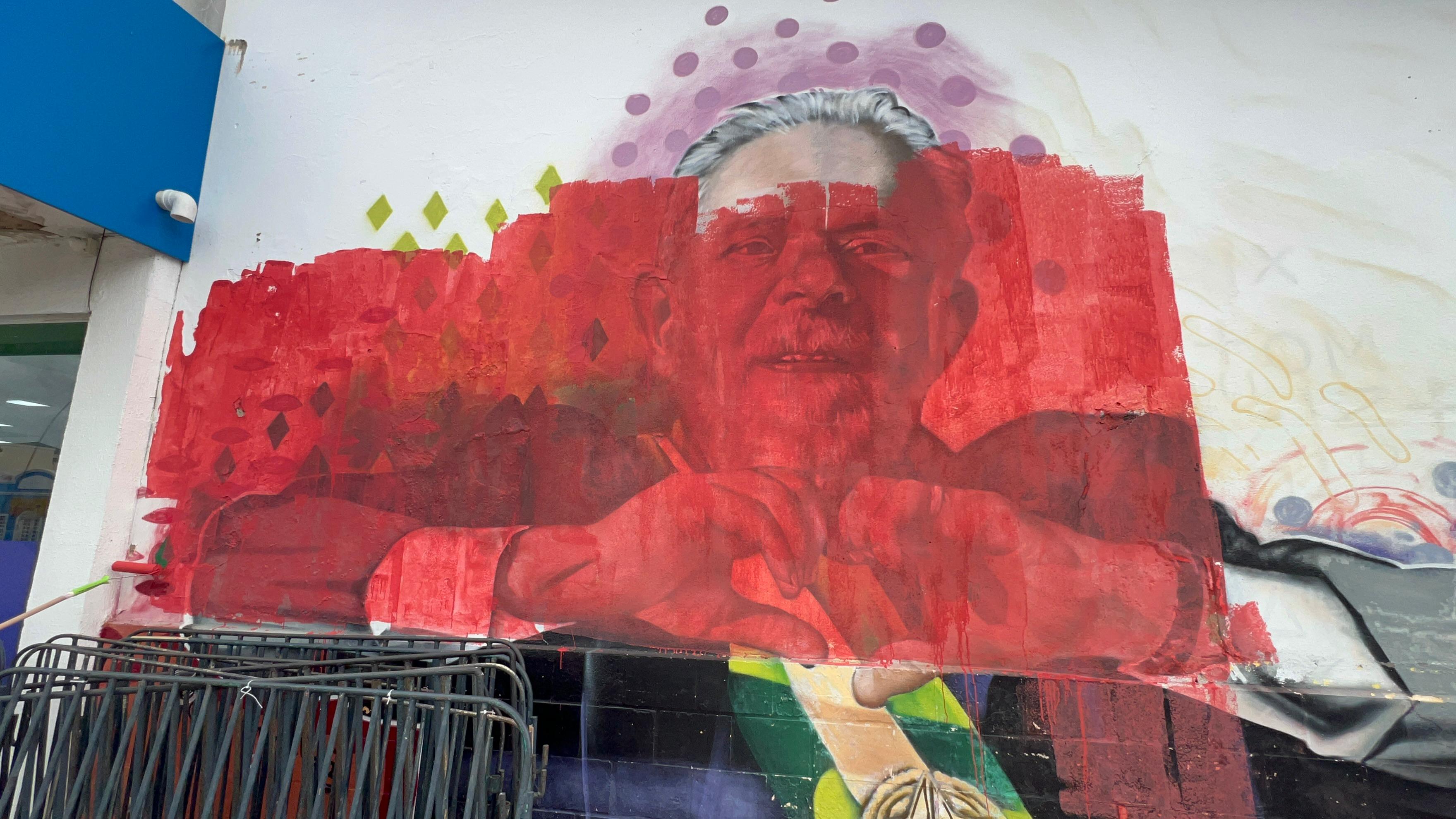 Justiça aponta propaganda irregular e manda cobrir painel de Lula em imóvel em Mossoró