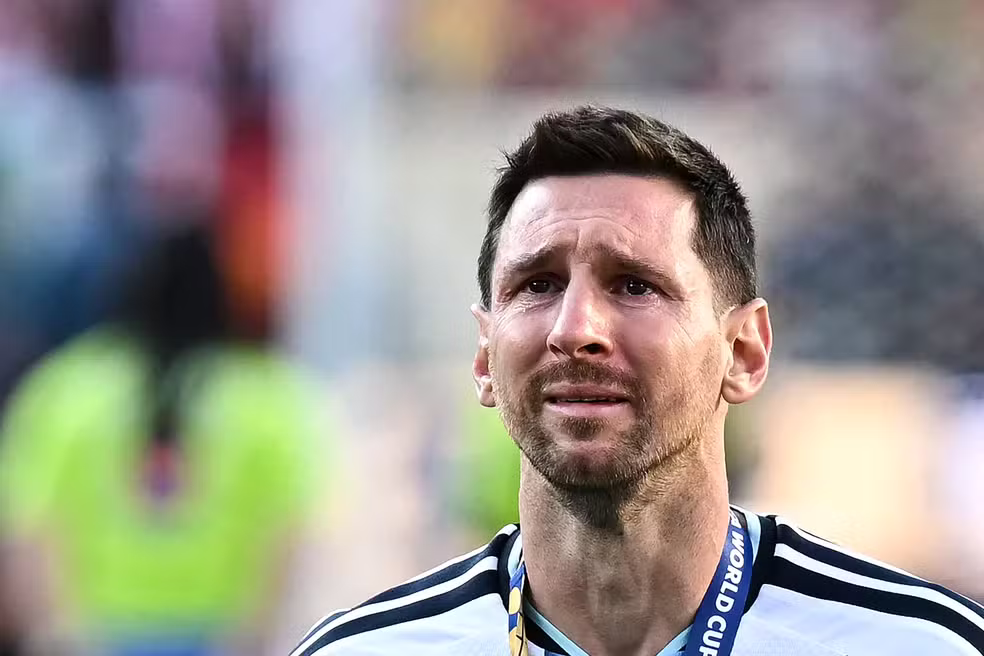 Messi se emociona ao receber segunda medalha de vice-campeão da Copa do Mundo