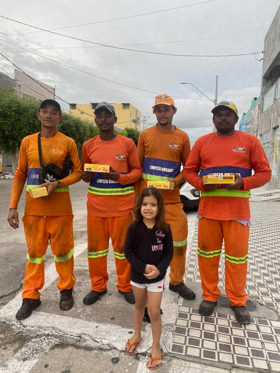 Criança surpreende garis em Areia Branca com gesto de carinho na Semana Santa