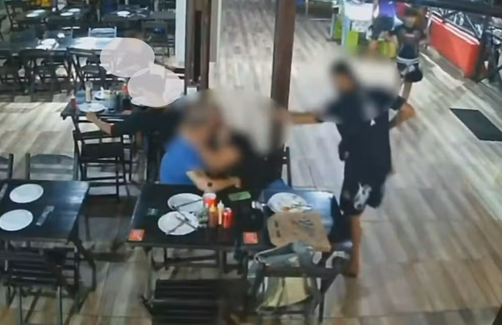 Lutador é indiciado por homofobia após agredir casal em restaurante