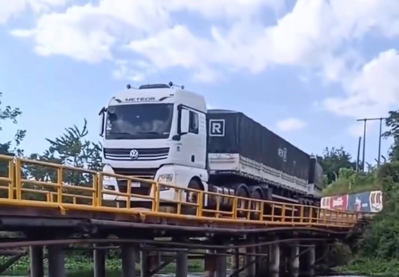 Ponte em reparos tem tráfego restrito mas veículos pesados desrespeitam sinalização