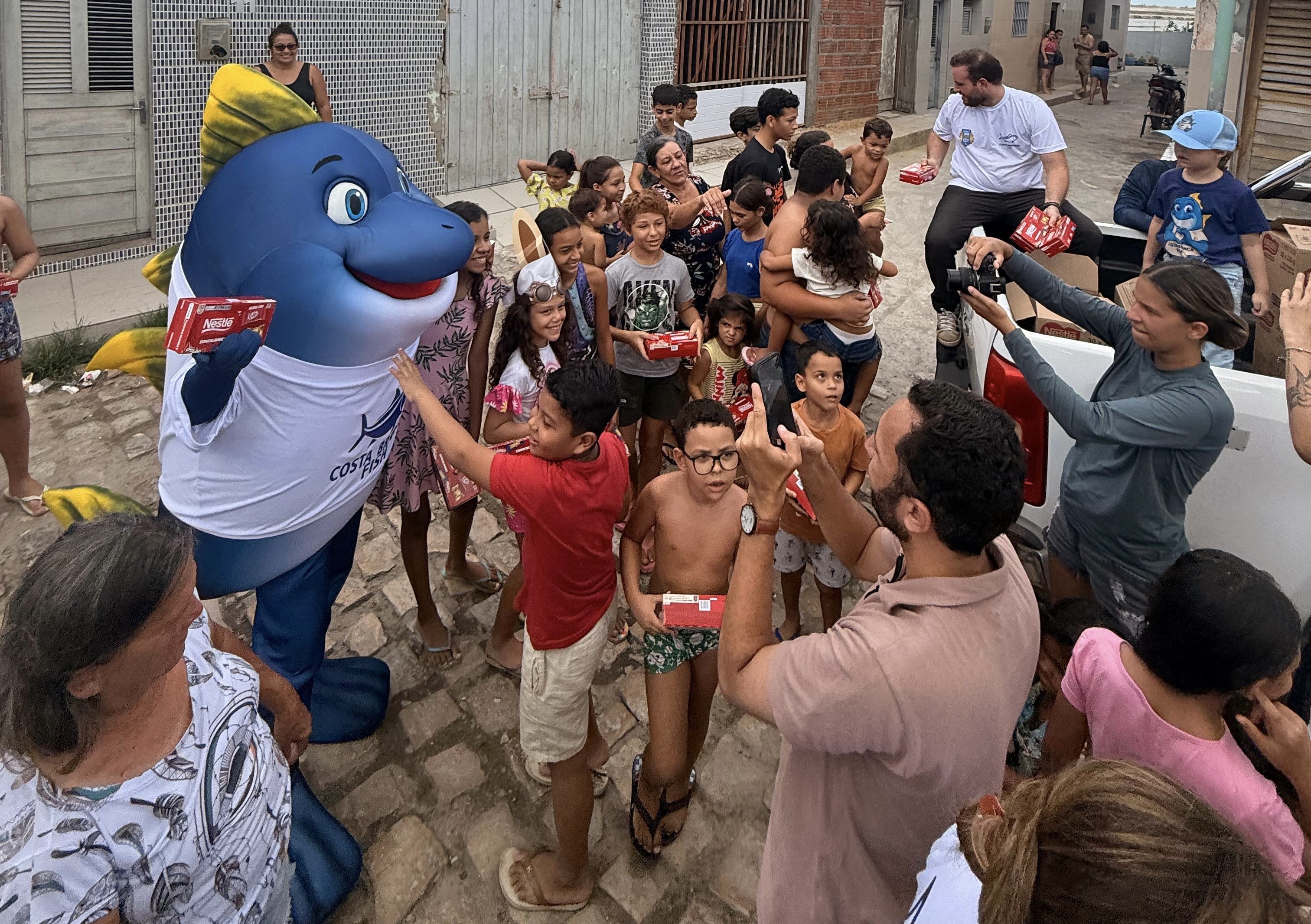 Costa Branca Fish realiza ato solidário com distribuição de chocolates em Areia Branca