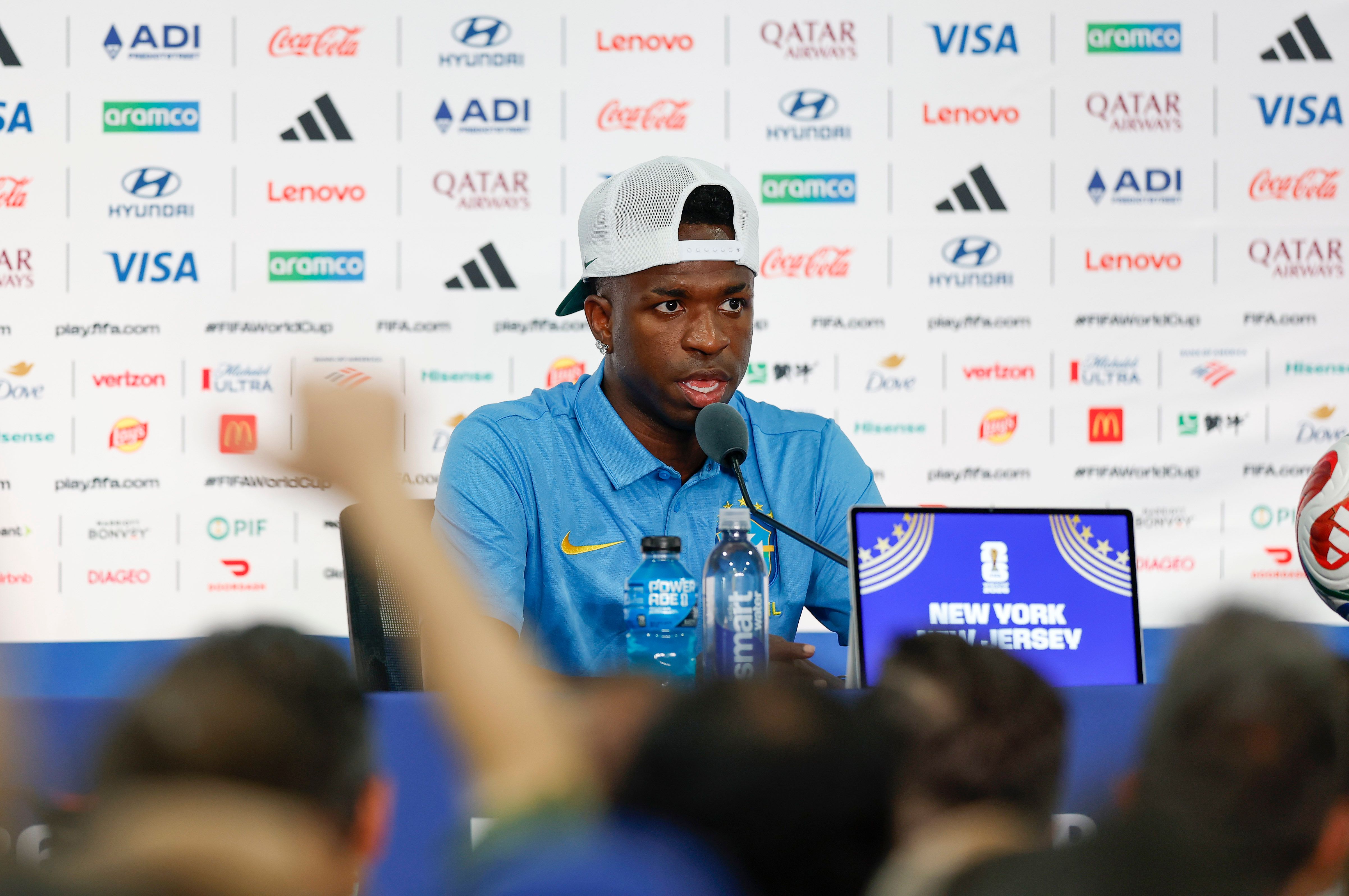 Copa do mundo: O jogador Vini Jr. não responde pergunta de jornalista em espanhol  “Estou com o Brasil, e vou falar em português”