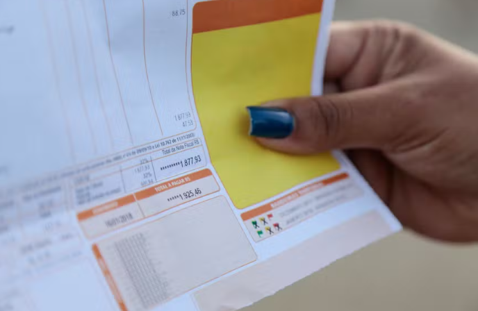 Consumidores seguirão pagando taxa extra na conta de luz em agosto com bandeira amarela