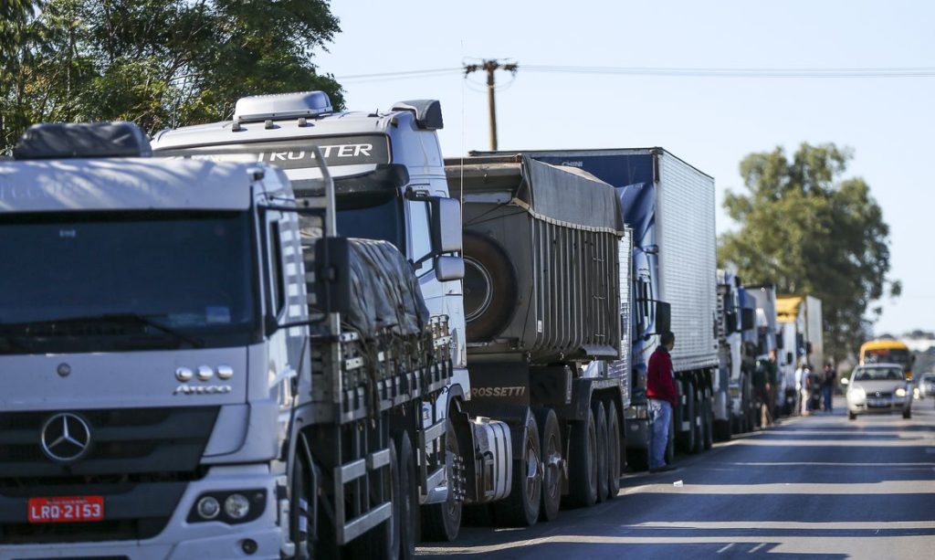 Líder de caminhoneiros convoca paralisação nacional a partir desta segunda-feira (13)