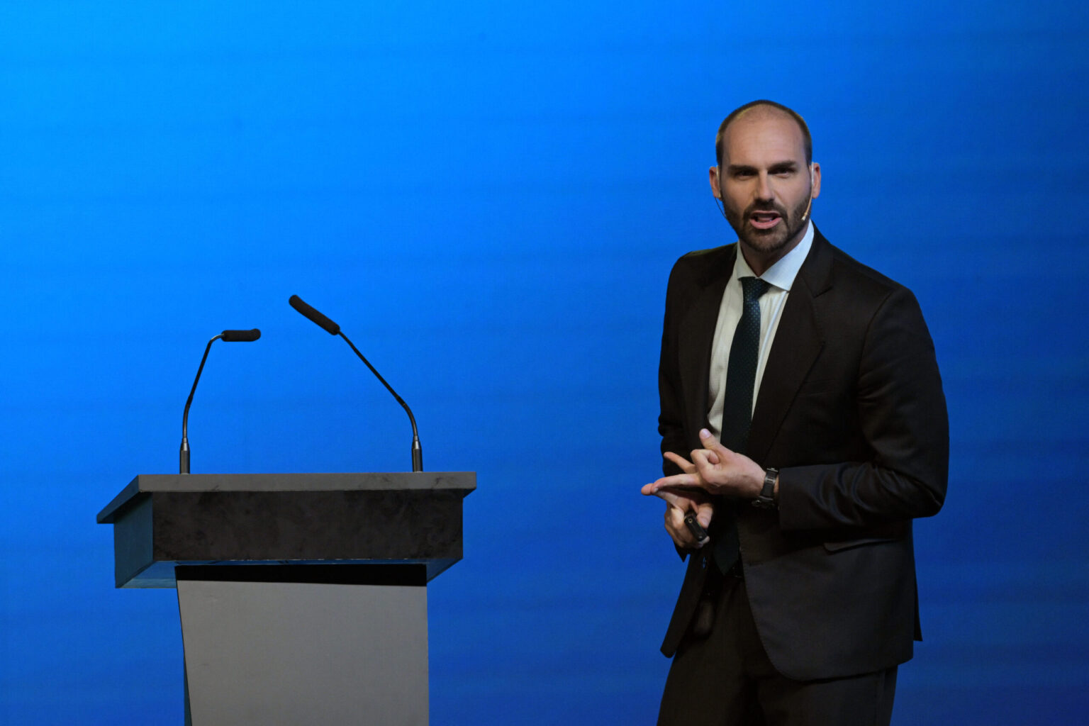Eduardo Bolsonaro é demitido da Polícia Federal por abandono de cargo