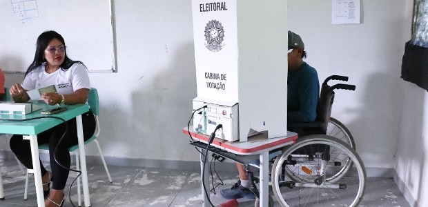 Programa organiza transporte para eleitores com deficiência ou mobilidade reduzida