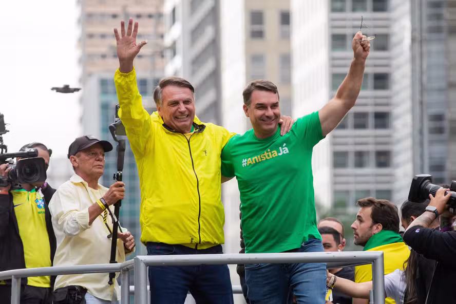 Moraes suspende visitas de Flávio a Jair Bolsonaro por 90 dias