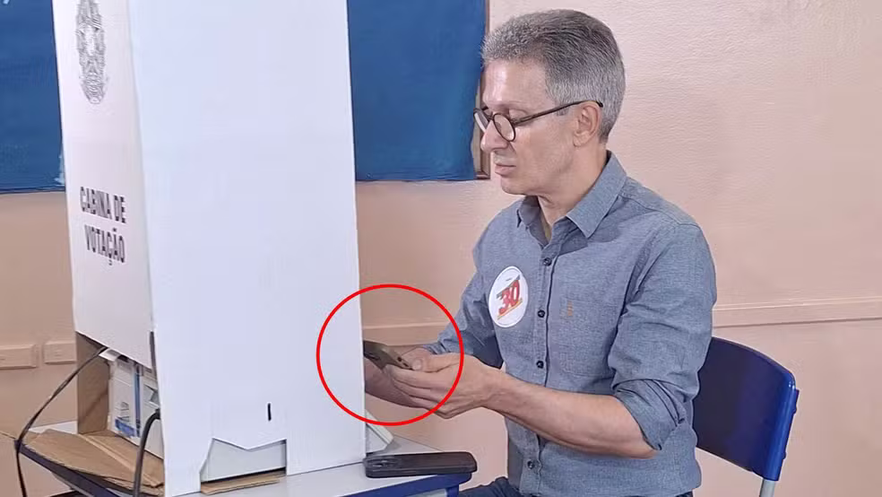 Zema descumpre regra e usa celular na cabine de votação